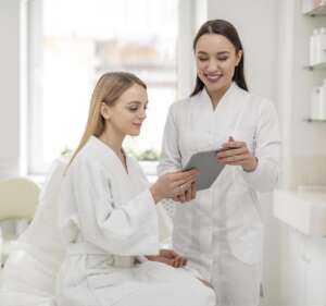 une estheticienne a la clinique consulte le client
